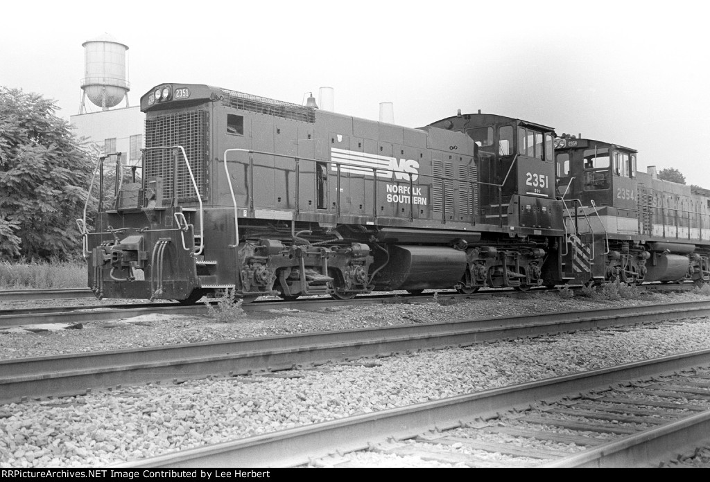 Ex-SOU 2351 with SOU 2354